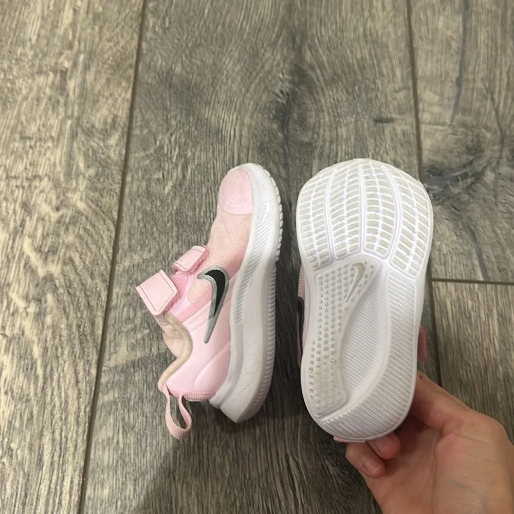 • Nike • Little Girls Star Runner Sneakers Velcro Pink & Black 4